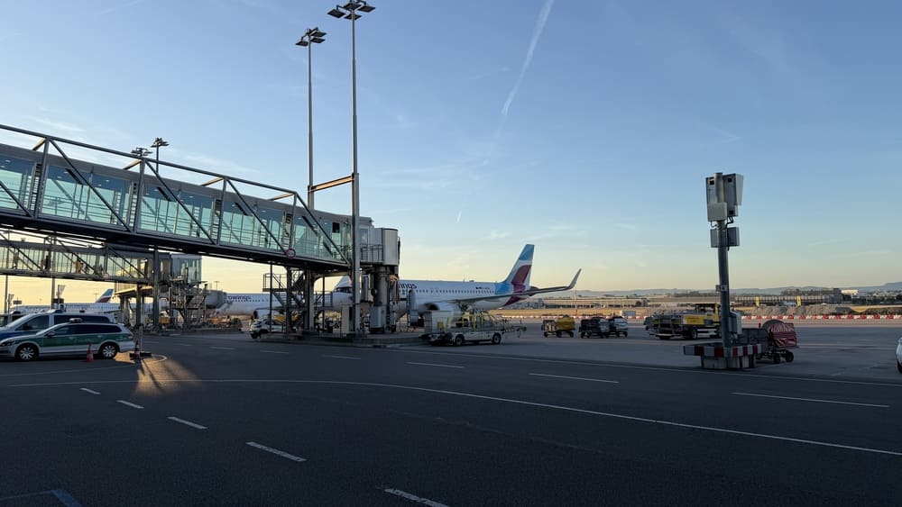 Flughafen Stuttgart beim Sonnenaufgang im Juni 2026