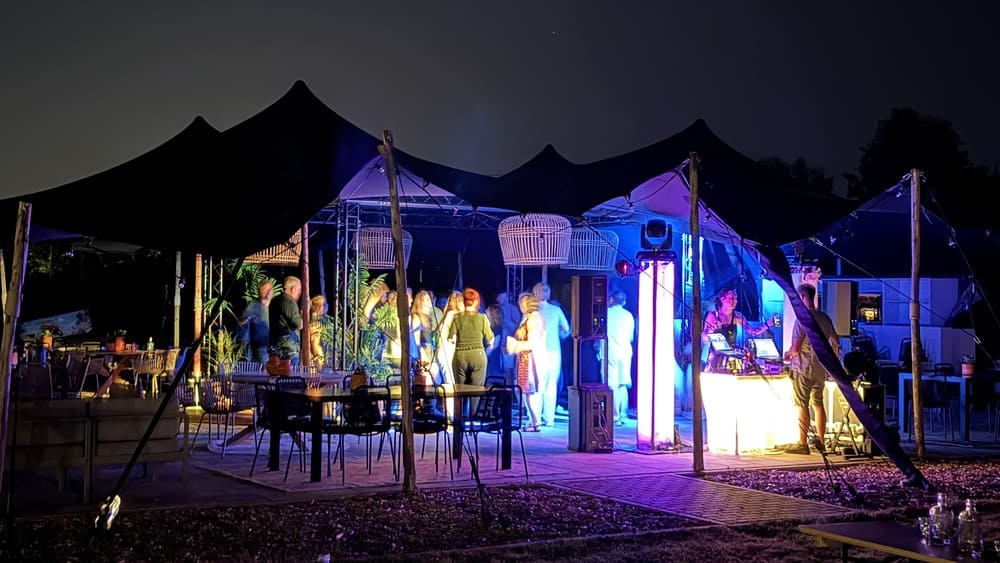 Tanzfläche mit DJ auf der CAMPIXX 2026